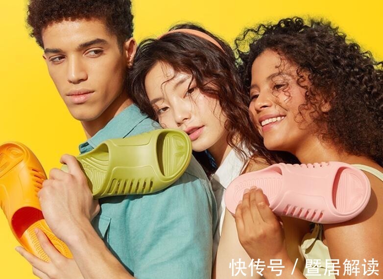 轻便 普通的凉鞋就别穿了,看我媳妇脚上穿的拖鞋,减龄还舒适