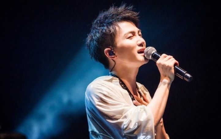 那英曾经淘汰的3位歌手,如今个个爆红,培养的冠军却无人问津