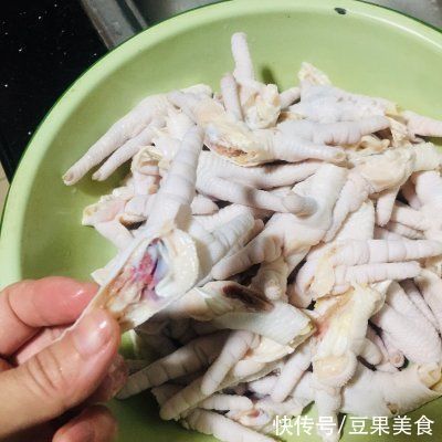 这道家喻户晓的泡凤爪是怎么做的呢？