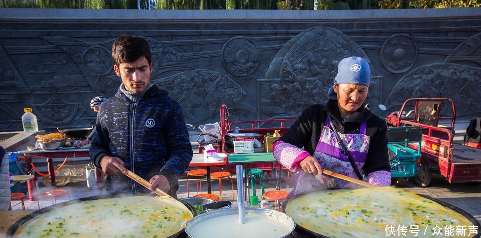 鸡蛋|小伙带母亲卖鸡蛋饼，没秘方客人还排长队，尝一口众人连连夸赞