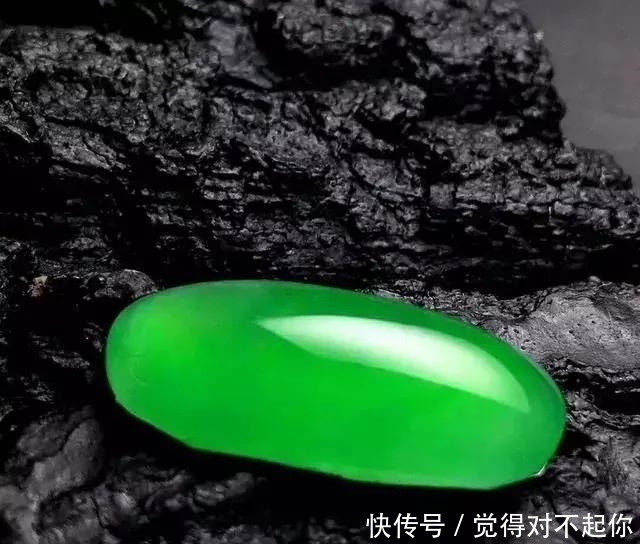 水头|老大爷嫌自己佩戴的翡翠水头不太好,用水一泡后,一看吓了一跳