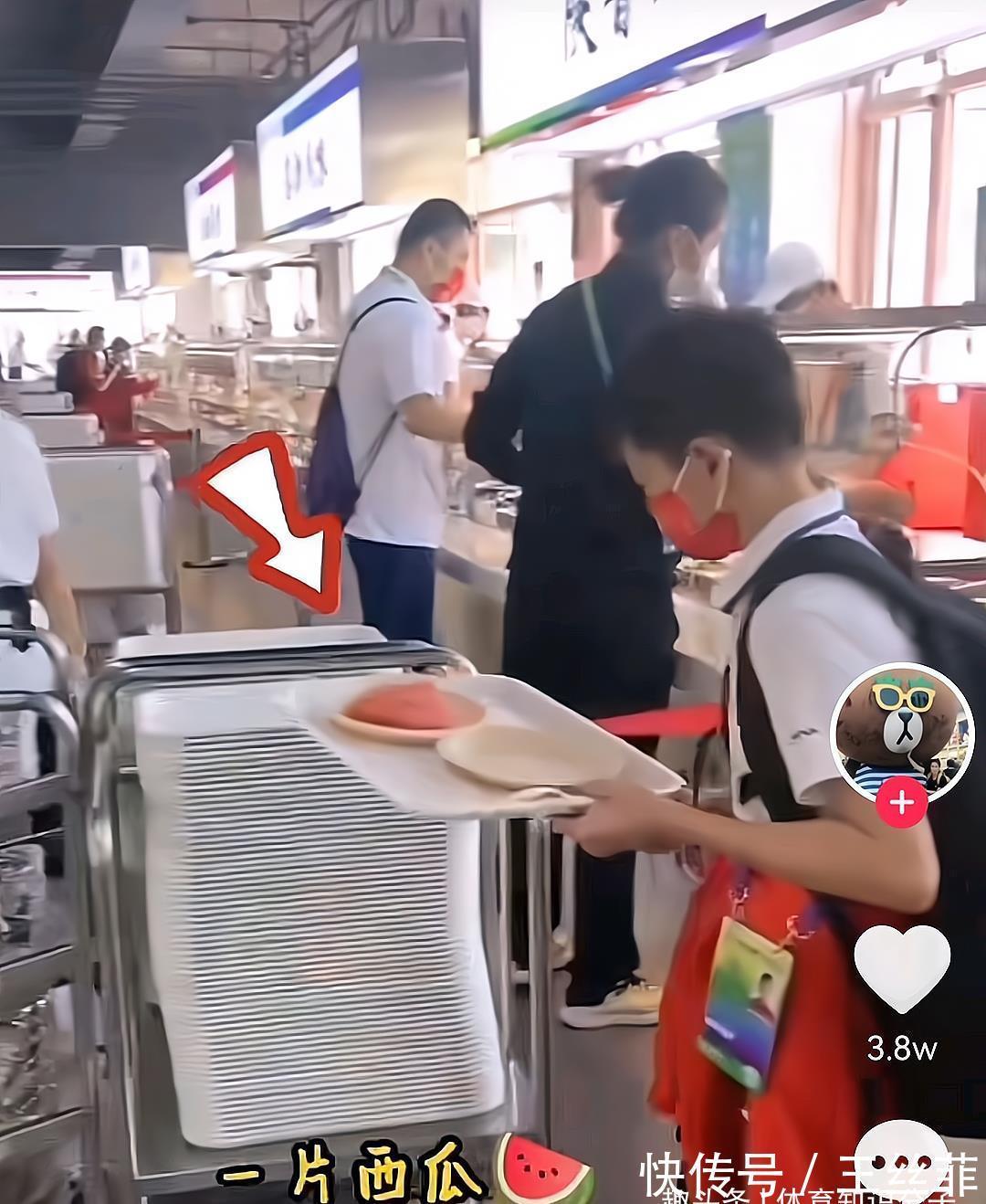 全红婵|管住自己的嘴!全红婵面对众多美食犹豫不决,吃的真不多