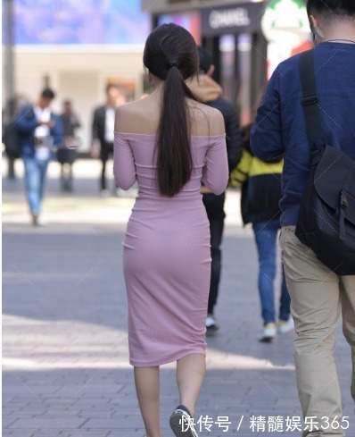 运动鞋 粉红色一步裙搭配黑色运动鞋,时尚精致,充满时尚感