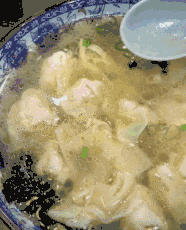 |搞笑GIF:这就是海鲜馄饨呀,就这么一个小虾米呀