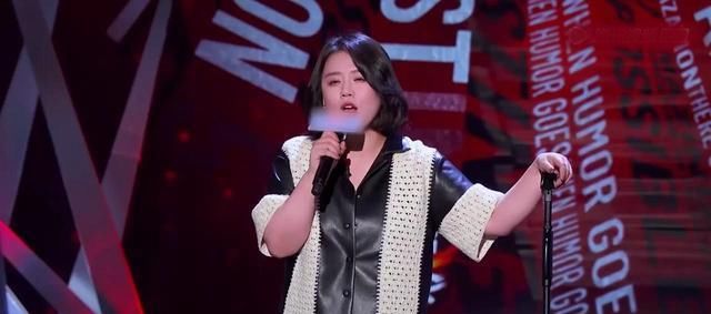 原来《吐槽大会》有提词器，嘉宾吐槽只是表演，台下观众视而不见