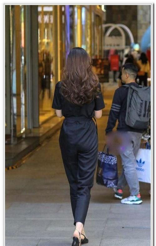 黑色|小姐姐一身黑色装扮,气质不容小觑,让路边的小哥哥竖起大拇指!