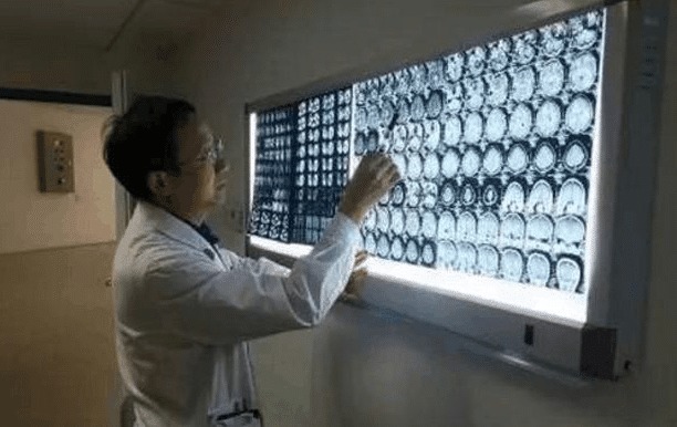 虫子|90后女大学生全身长满虫子,疼痛难忍送医时,医生却破口大骂