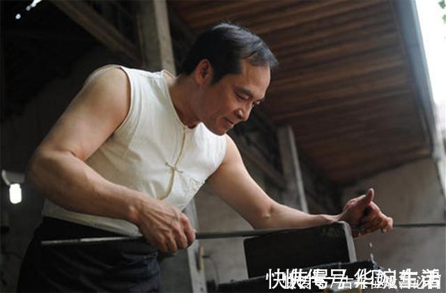 郑国荣#铸剑师郑国荣:第一把剑拍卖两万,第2把陨铁铸造,第3把赠金庸