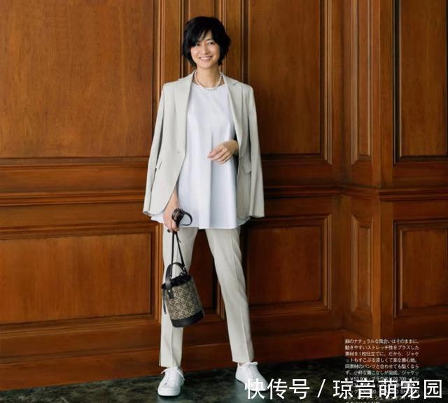 浅蓝色|越宽松、越减龄!日本52岁模特的“高级蓝”穿搭,优雅舒适好喜欢