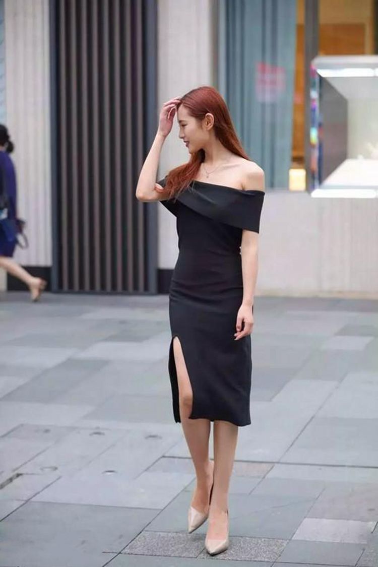 辣妈|街拍美女：气质辣妈黑白配穿搭清凉出街，大长腿抢镜，女神范十足