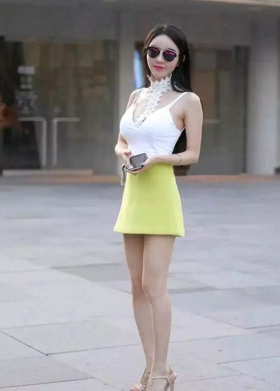 美女|街拍:喜欢第一位美女,一双大白腿非常修长,笑起来很美!