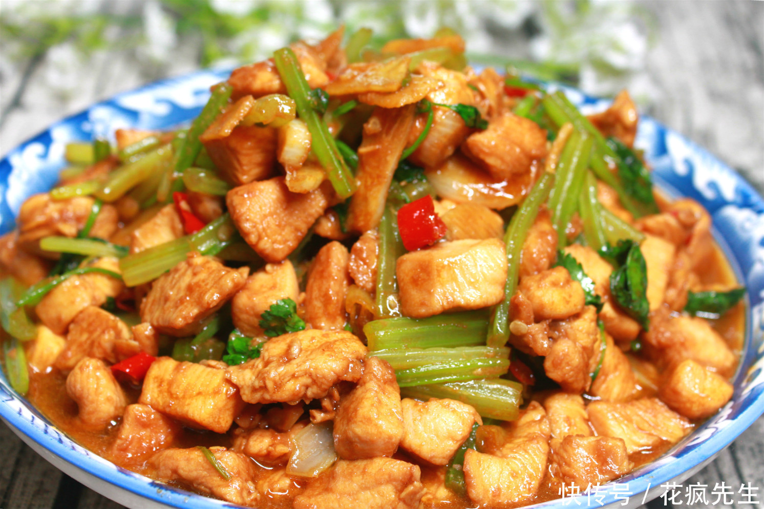  芹菜|炒瘦肉时，我家就爱这个做法，记住步骤，随便炒啥肉都很下饭