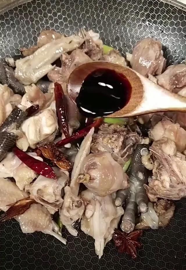 鸡肉|缅怀柴火烹制年代,忍不住回想童年时光,一道家常柴火鸡送给大家