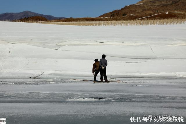 鸭绿江畔村子仅1户人家，雪山上放牛，冬天上山砍柴