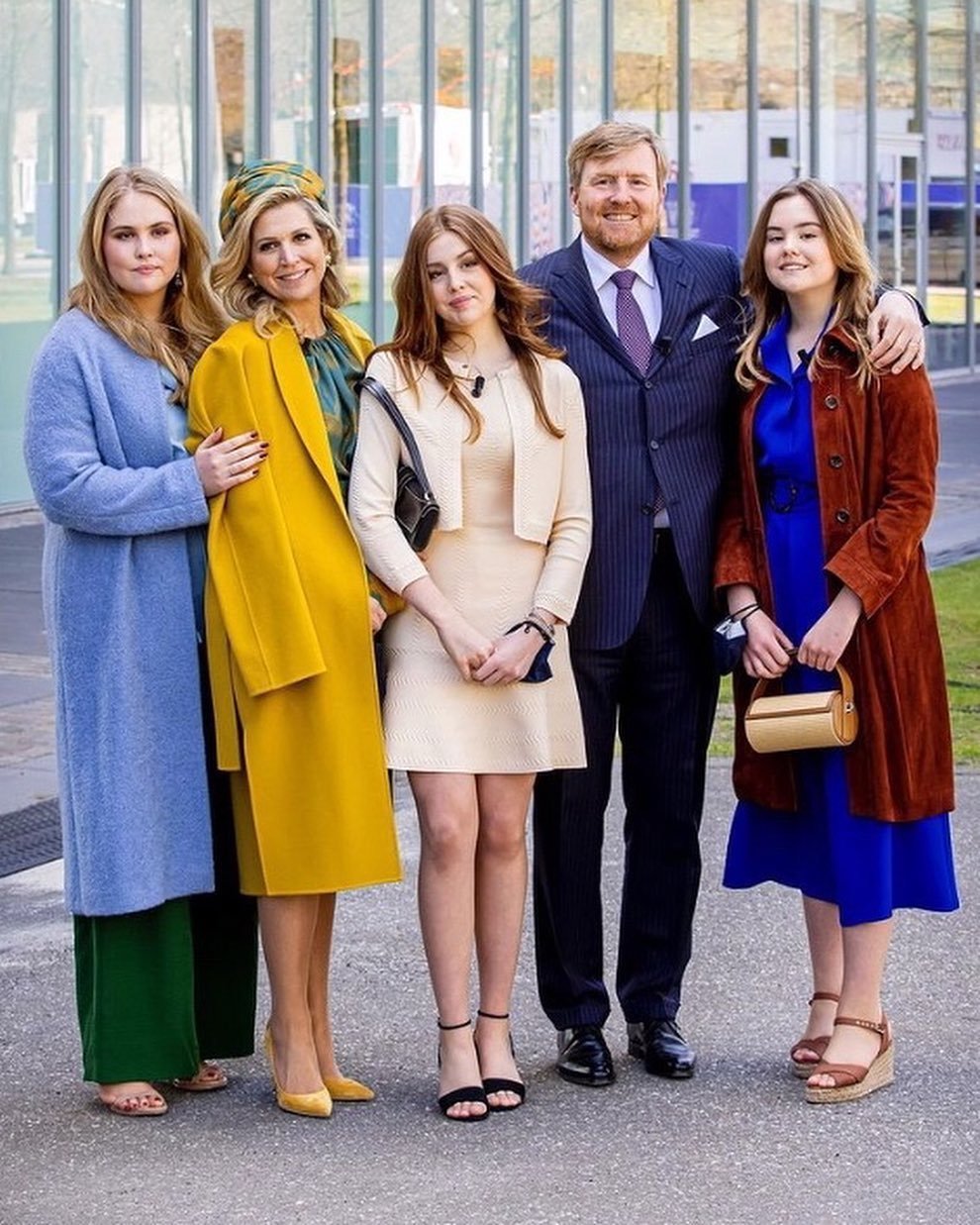 荷兰王室齐聚,一家五口颜值似复刻,200斤大公主穿阔腿裤太笨重