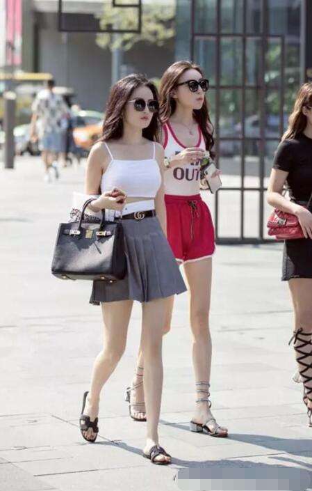 街拍: 图二的闺蜜争奇斗艳, 图一最有争议