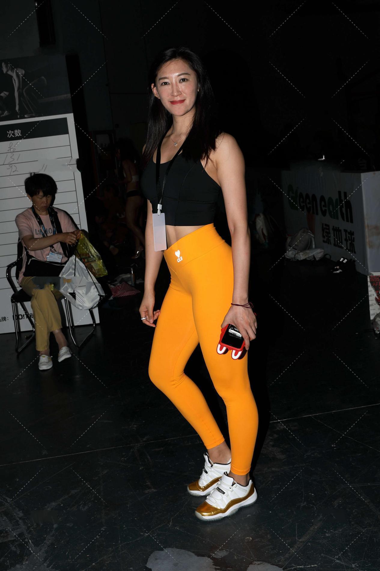 运动|黑色修身运动背心, 搭配姜黄色修身弹力裤, 两种颜色的碰撞