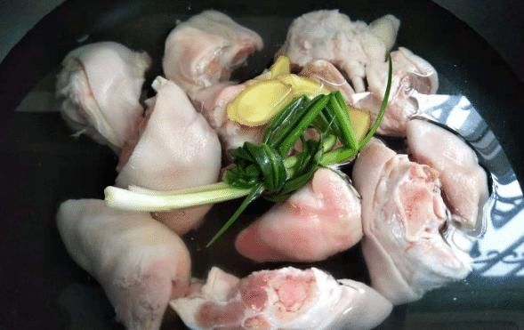  炖猪蹄时，最忌直接焯水，教你正确做法，猪蹄软糯好吃，没腥臭味