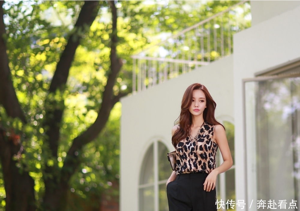 孙允珠:豹纹宽松款V领无袖上衣配黑色修身小西裤,办公室风十足