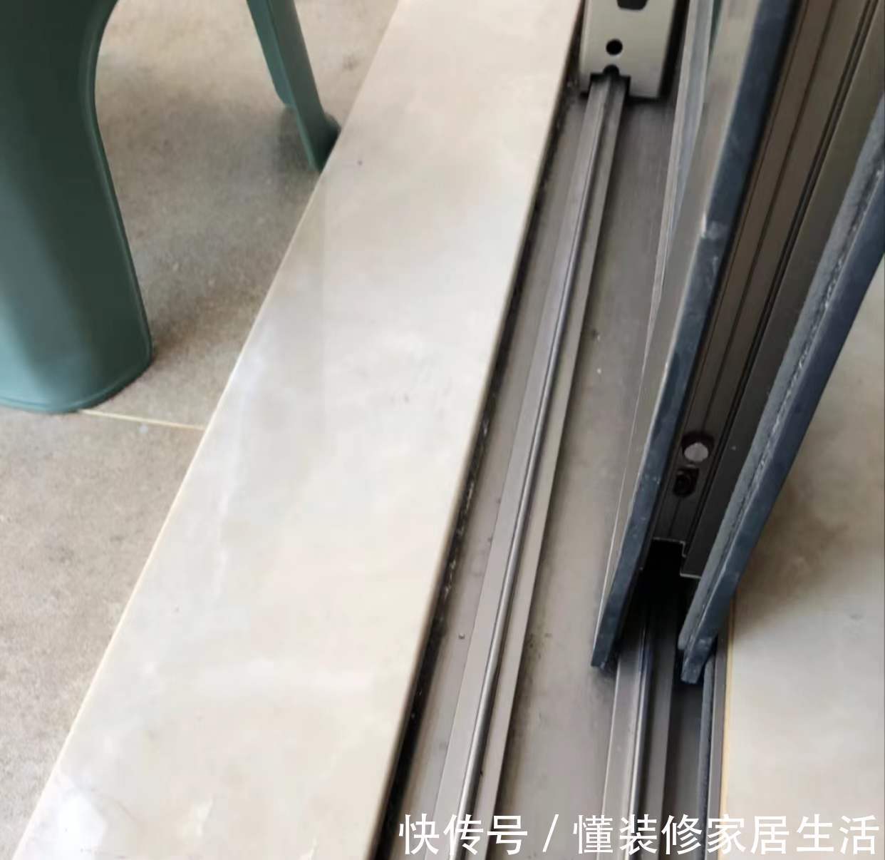 推拉门|厨房推拉门我换了3次,才搞明白是吊轨好还是地轨好,建议你看看