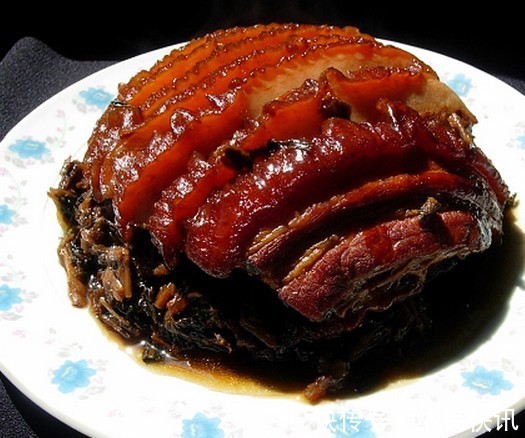 做扣肉时，猪肉焯水后别直接下锅炸！大厨教你正确方法，软糯鲜香