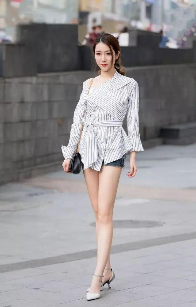 街拍|身穿粉色大衣的小姐姐,长发飘飘,女神范十足