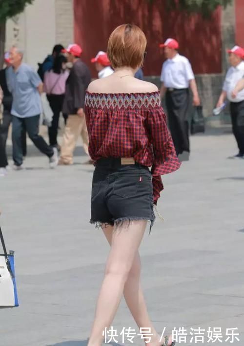 时尚街拍一字肩这样搭配穿,不仅时尚大气,而且回头率飙升