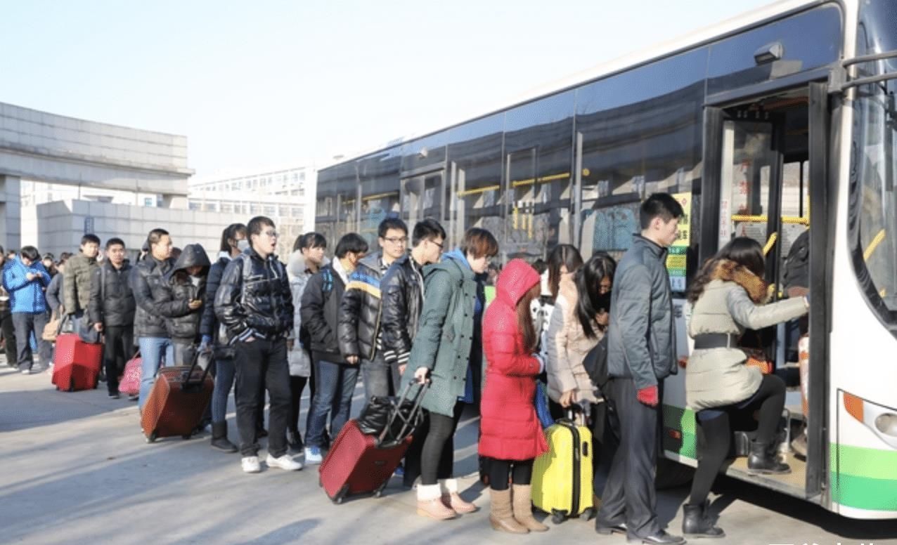 电梯|地铁上,妈妈抱孩子的动作火了,网友:教养无关贫富,体现在生活