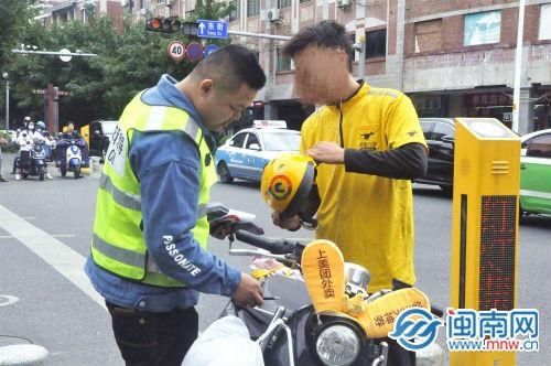 不按道行驶|鲤城：警企联动助力“一盔一带”外卖快递行业负责人成劝导员