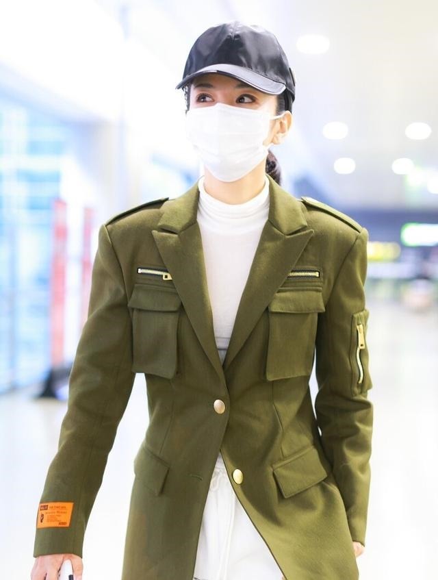 十足|黄奕穿军绿色收腰西装戴棒球帽现身机场,英气十足,利落大方