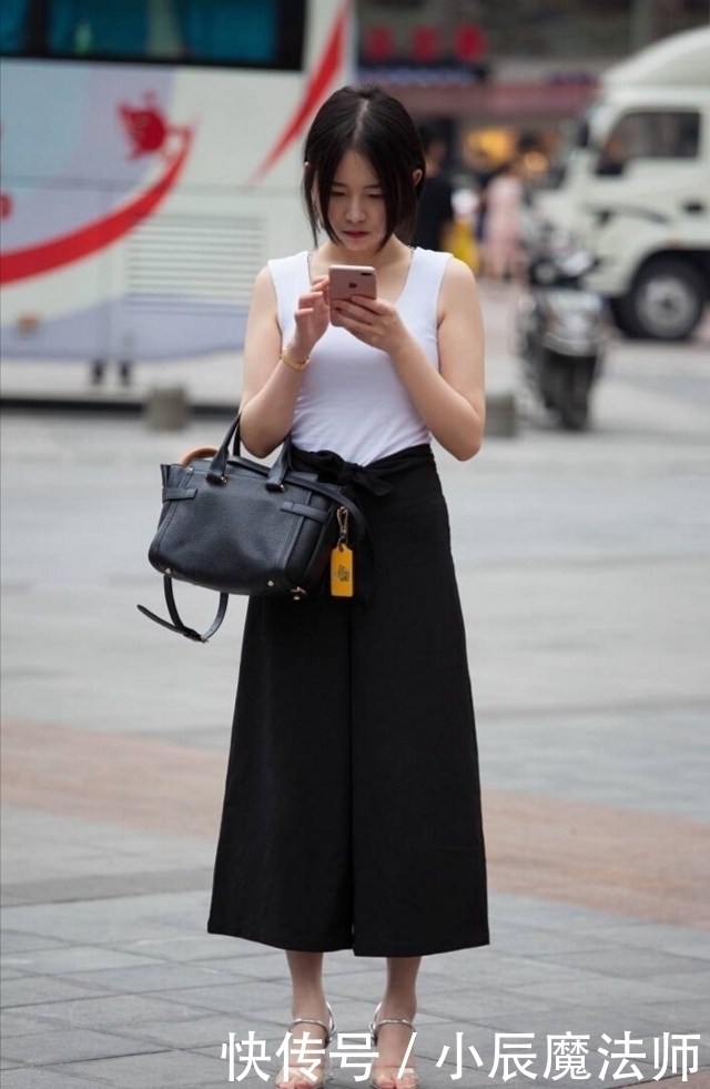 美女|路人街拍,美女选择了一件一字肩的翻领衫,看上去更加优雅大方