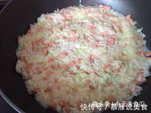 吃剩的米饭别再炒了，换种新做法，分分钟被抢光