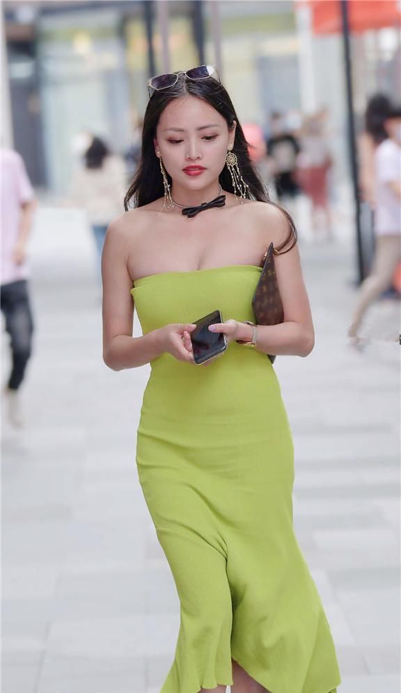 这款连衣裙颜色新颖,穿上后美丽大方楚楚动人