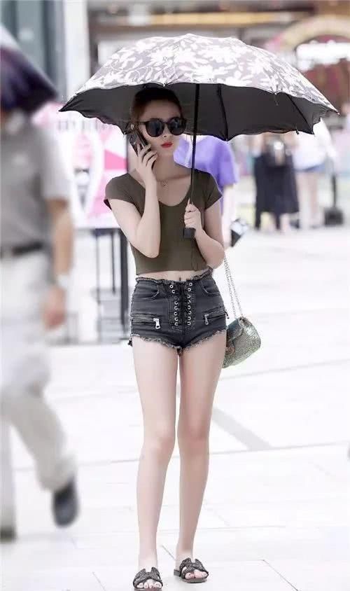 小姐姐|街拍小姐姐穿一件“绑带裤”,搭配军绿衫显得肤白貌美