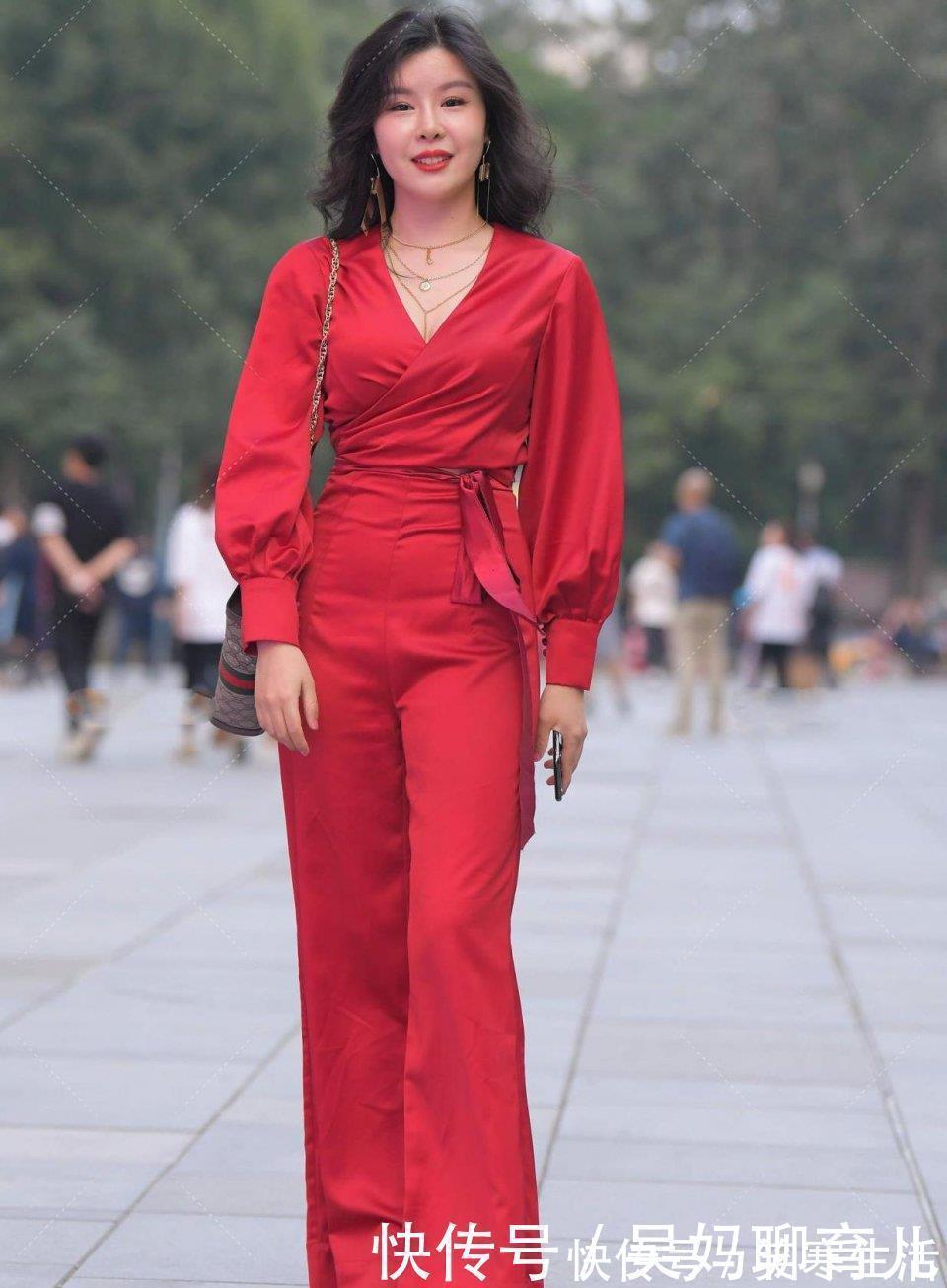 高跟鞋|小白鞋搭配修身碎花裙,优雅时尚,满满的青春少女感