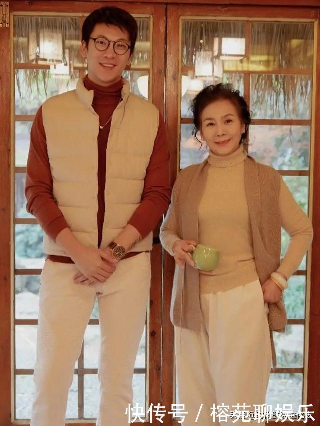 60岁“大妈”时髦火了!穿衣简单又舒服,优雅自信气质不输年龄