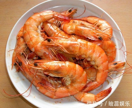 煮虾时,放油好还是放盐好大厨都不对,放它虾肉才会更鲜嫩!
