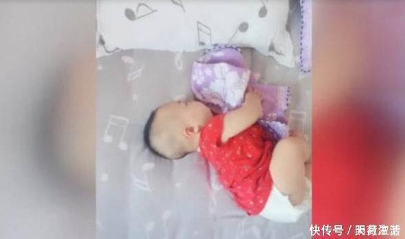 泪水|爸爸搂着女儿睡觉萌化网友,再看睡在一旁的儿子,笑出了眼泪