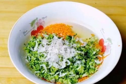 抢光|西兰花不要炒着吃了,教你新吃法,加4颗鸡蛋,出锅就抢光