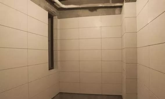 装修|卫生间贴砖,若发觉墙上“留白”,说明装修工靠谱,记得塞包烟!