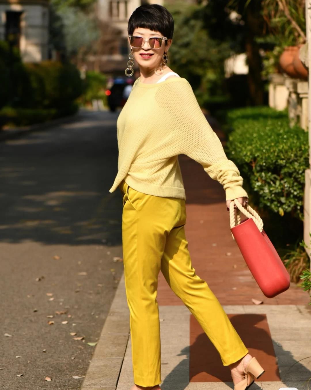开春了，60多岁的女人怎么穿？九分裤和针织衫，时髦优雅有女人味