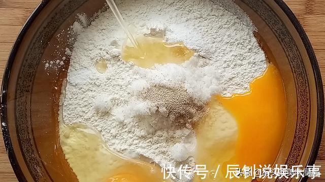 油炸|女儿想吃麻花,自己在家就可以做,淋上蜂蜜,香甜松软,太香了