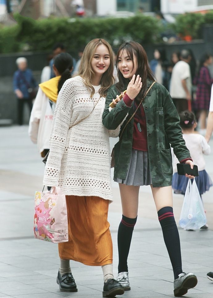 休闲裤|街拍:美女时尚的白衬衫搭配休闲裤,简单利落