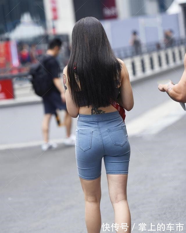 牛仔短裤 褐色背心搭配蓝色牛仔短裤,凸显女性的成熟气质,优雅显身材!