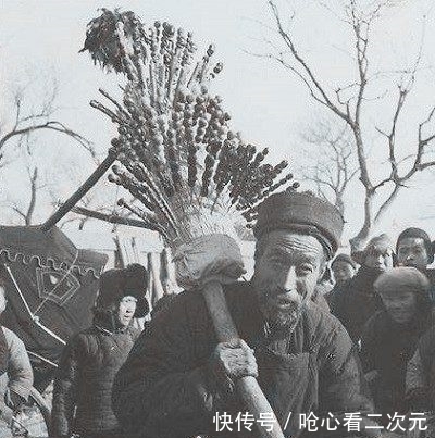 冰糖葫芦|老照片:旧时人们吃冰糖葫芦,好大一串!