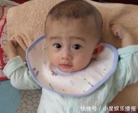 嫌弃|妹妹将小脚塞进哥哥嘴里，哥哥满脸嫌弃，却不敢轻易发火