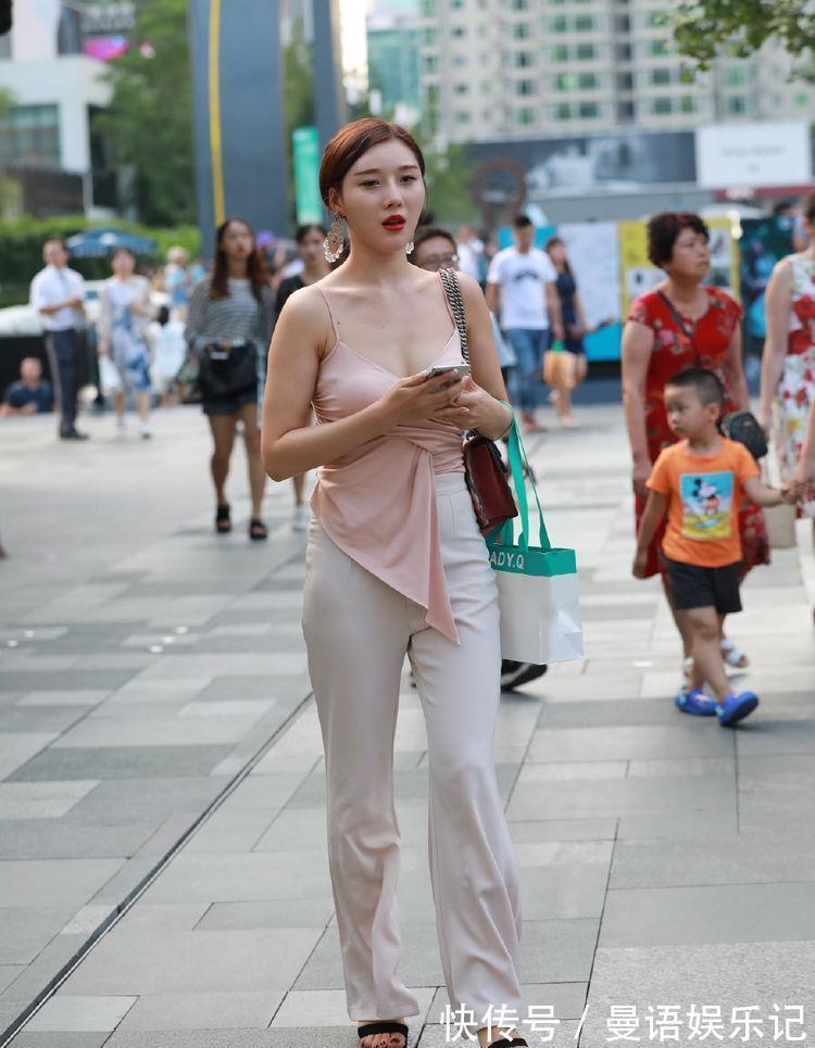 街拍|小姐姐粉色吊带衫搭配微调的喇叭裤很休闲,看着温柔又舒服