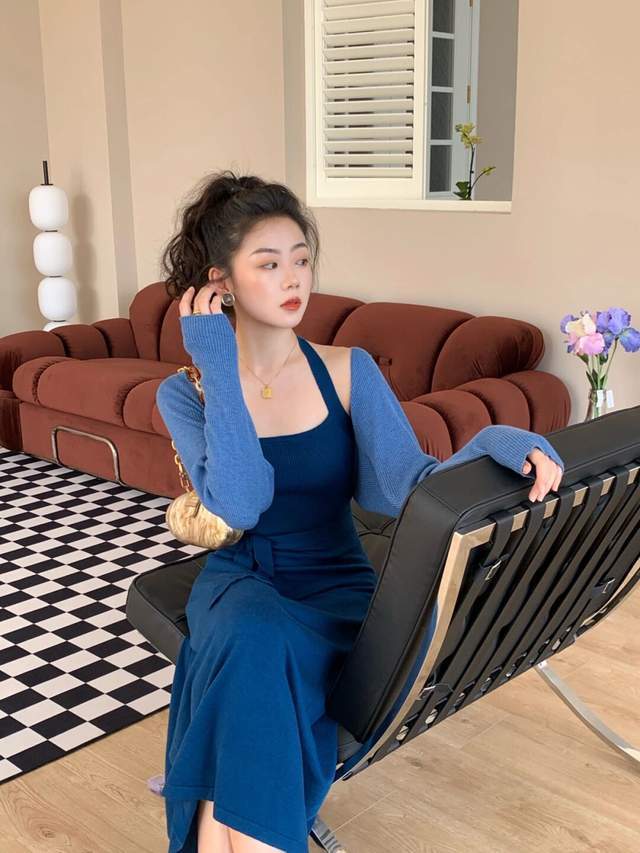 翻领|秋天怎样穿才有气色?身穿一件红色翻领连衣裙,穿上身复古又显白