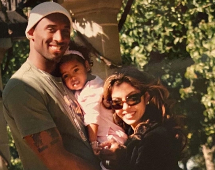 合影|瓦妮莎晒19岁女儿童年照,一家三口久违合影!又见科比莫名伤感