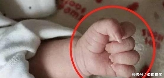 宝宝出生5天后紧握双拳离世,婆婆好奇掰开小手,宝妈泣不成声